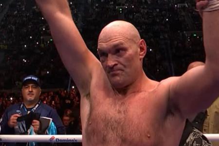 Tyson Fury celebra vitória por Arslanbek Makhmudov
