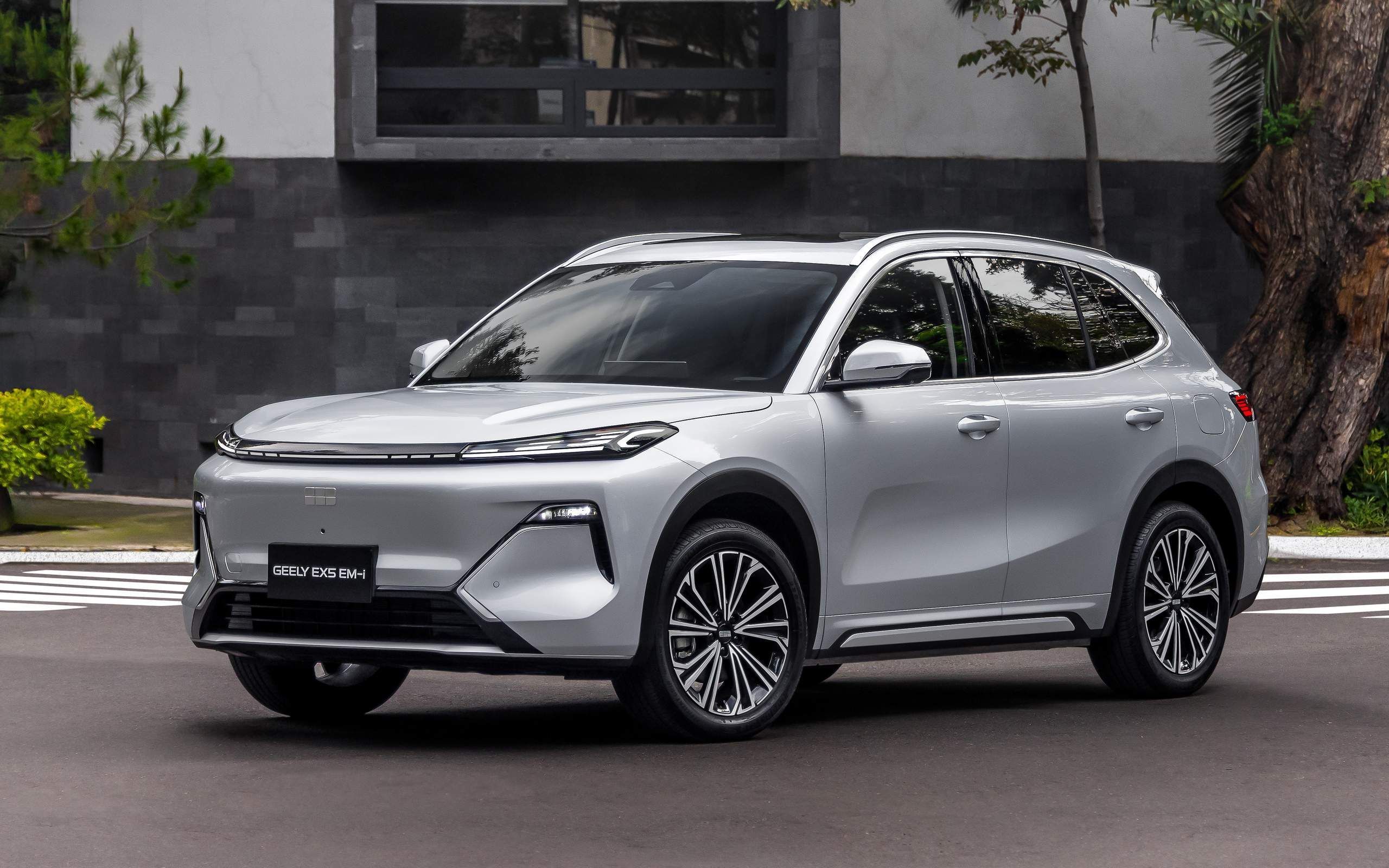 Geely EX5 híbrido nacional estreia até setembro com motor flex