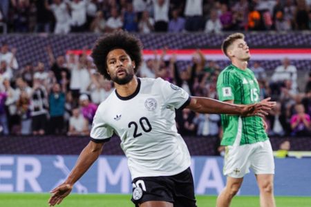 Gnabry comemora gol sobre a Irlanda do Norte em setembro de 2025