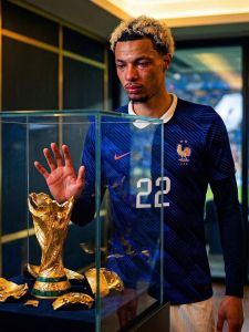 Atacante da França vai às redes e manda recado após sofrer grave lesão • Reprodução/Instagram Hugo Ekitike