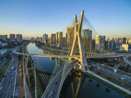 Vista de ponte em São Paulo capital