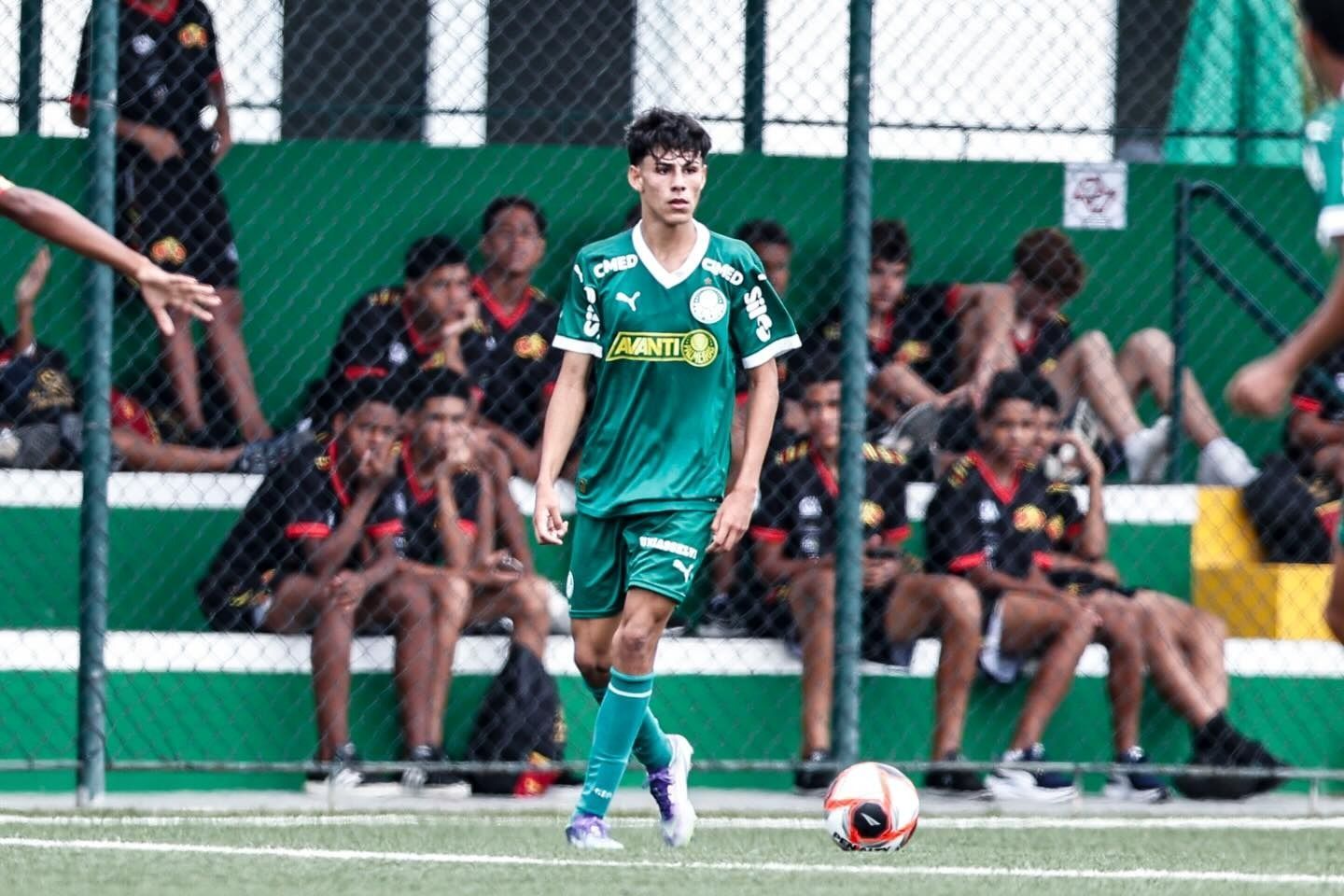 Promessa do Palmeiras é sondada antes de assinar contrato profissional