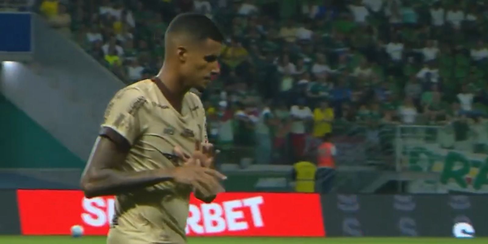 Jogador dá forte entrada em atleta do Palmeiras, é expulso e faz gesto polêmico