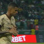Jogador dá forte entrada em atleta do Palmeiras, é expulso e faz gesto polêmico