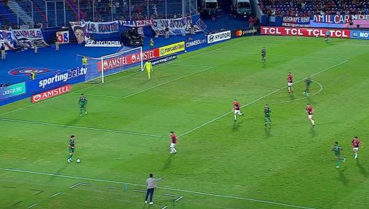 Campo do Cerro tem linha apagada na lateral do campo, que estaria menor do que o padrão • Reprodução/TV Globo