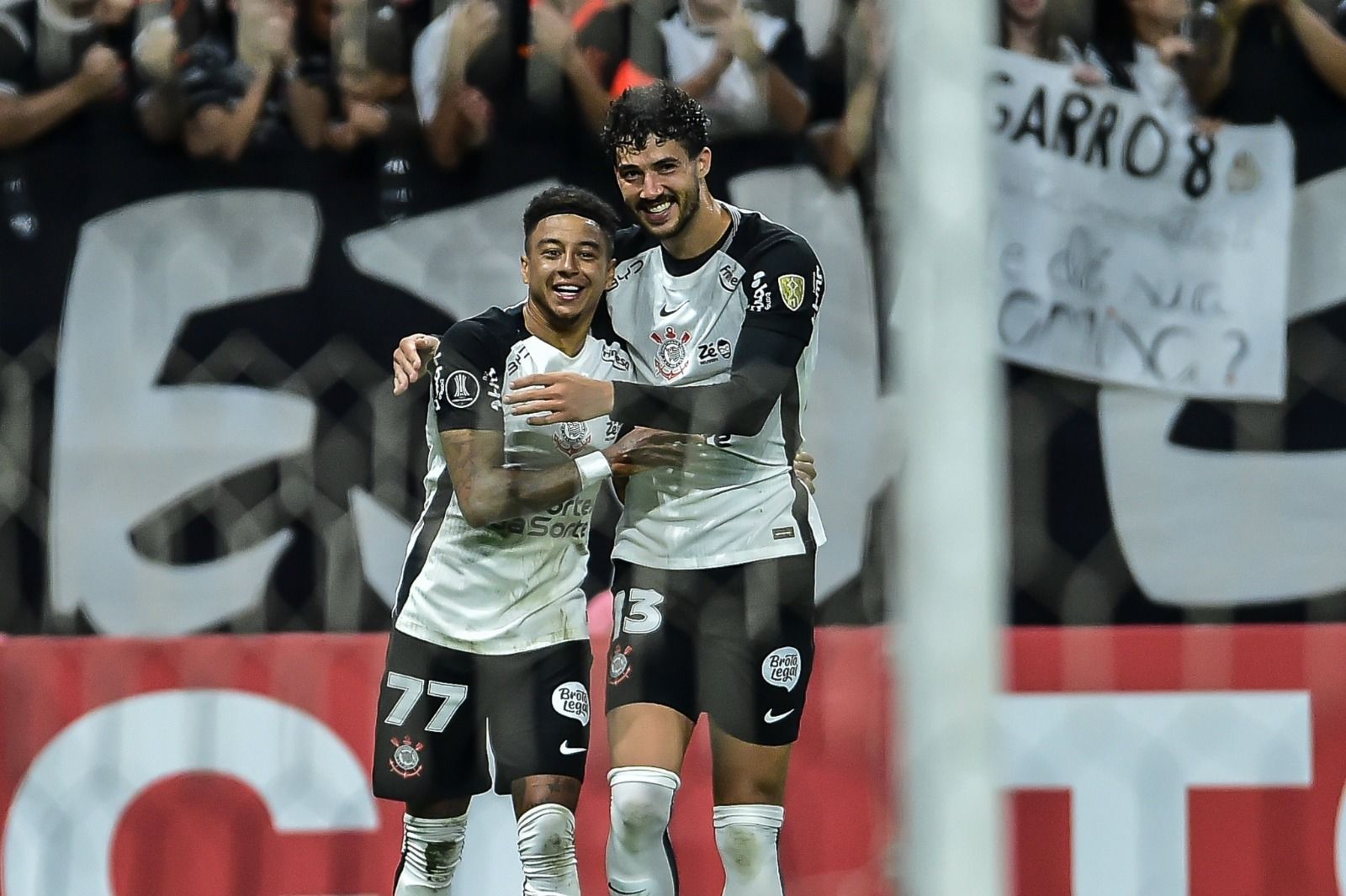 Corinthians domina, vence Peñarol e fica com a melhor campanha da Libertadores