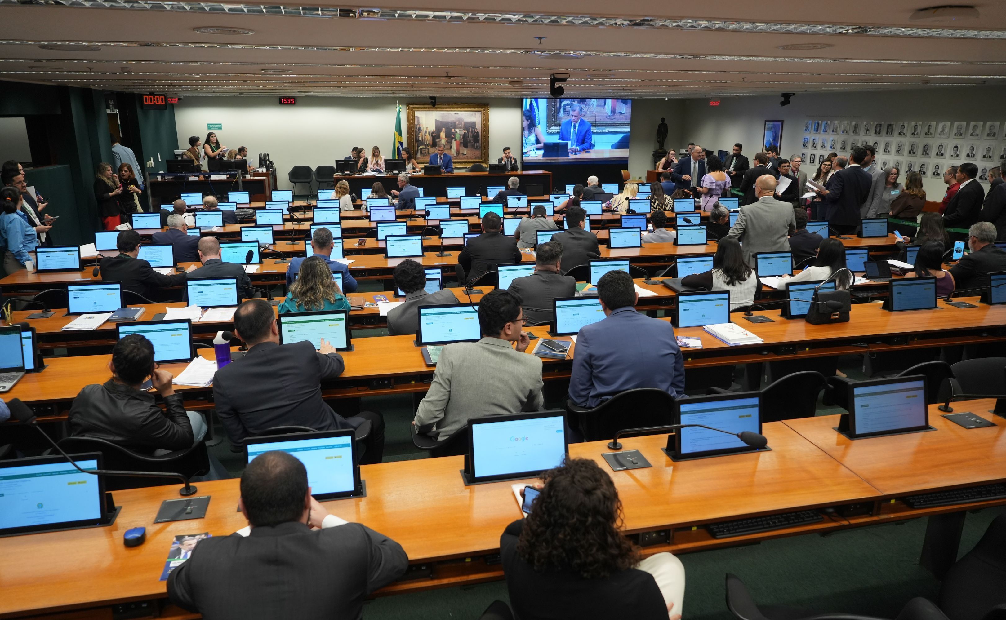 CCJ da Câmara adia análise de projetos que reduzem maioridade penal para 16 anos
