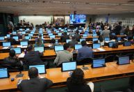 CCJ da Câmara adia votação de PECs que estabelecem fim da escala 6x1