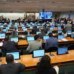 CCJ da Câmara adia votação de PECs que estabelecem fim da escala 6x1