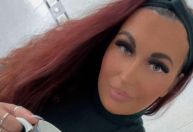 Mulher descobre tumor cerebral após retirar extensão de cílios