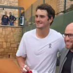 João Fonseca encontra ex-Cruzeiro e recebe camisa do Monaco