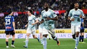 Juventus bate Atalanta e alcança zona de classificação da Champions League