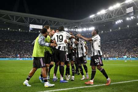 Jogadores celebram resultado em Juventus 2 x 0 Bologna pelo Campeonato Italiano 2025/2026