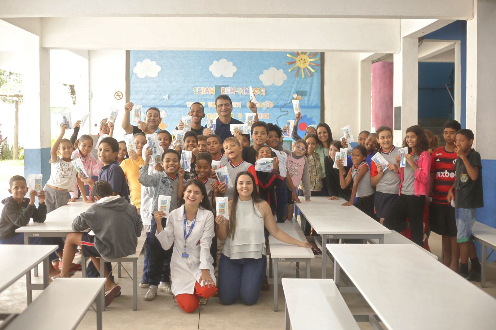 Estudantes de escolas municipais em Timóteo recebem kits de escovação