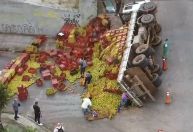 Caminhão com laranja tomba e carga é doada em BH