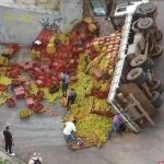Caminhão com laranja tomba e carga é doada em BH