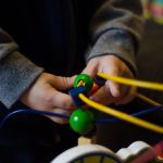 Brincar com bonecos ou bonecas fortalece a empatia nas crianças, aponta estudo