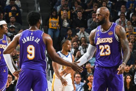 Bronny e LeBron em quadra pelos Lakers