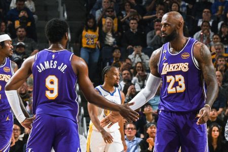 Bronny e LeBron em quadra pelos Lakers