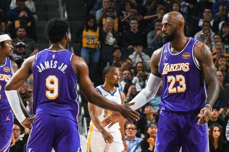 Bronny e LeBron em quadra pelos Lakers