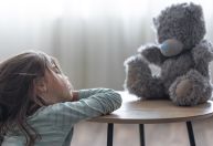 Medo excessivo e isolamento podem indicar ansiedade infantil, diz psicóloga