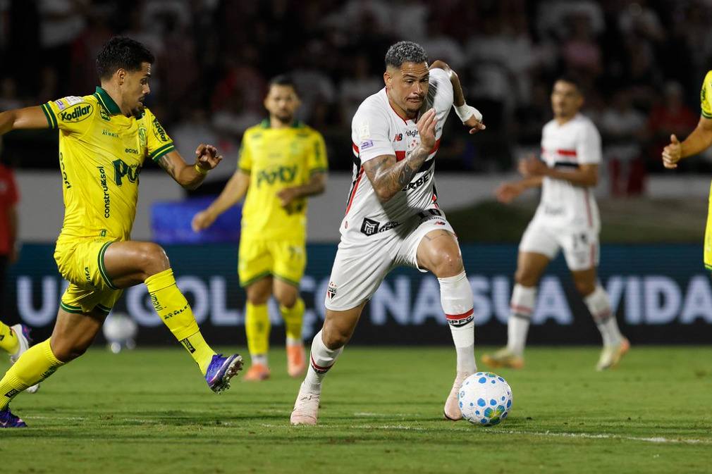 Luciano decide, São Paulo vence Mirassol pelo Brasileiro e alivia pressão sobre Roger