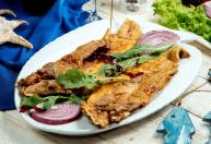 Não é farinha de rosca, nem fubá: o truque para deixar o peixe frito crocante e leve sem ficar