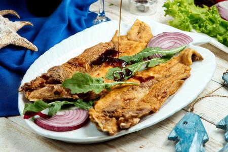Não é farinha de rosca, nem fubá: o truque para deixar o peixe frito crocante e leve sem ficar