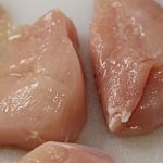 Colocar vinagre na frigideira ao fritar peito de frango: para que serve e por que é recomendado