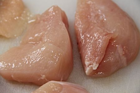 Colocar vinagre na frigideira ao fritar peito de frango: para que serve e por que é recomendado