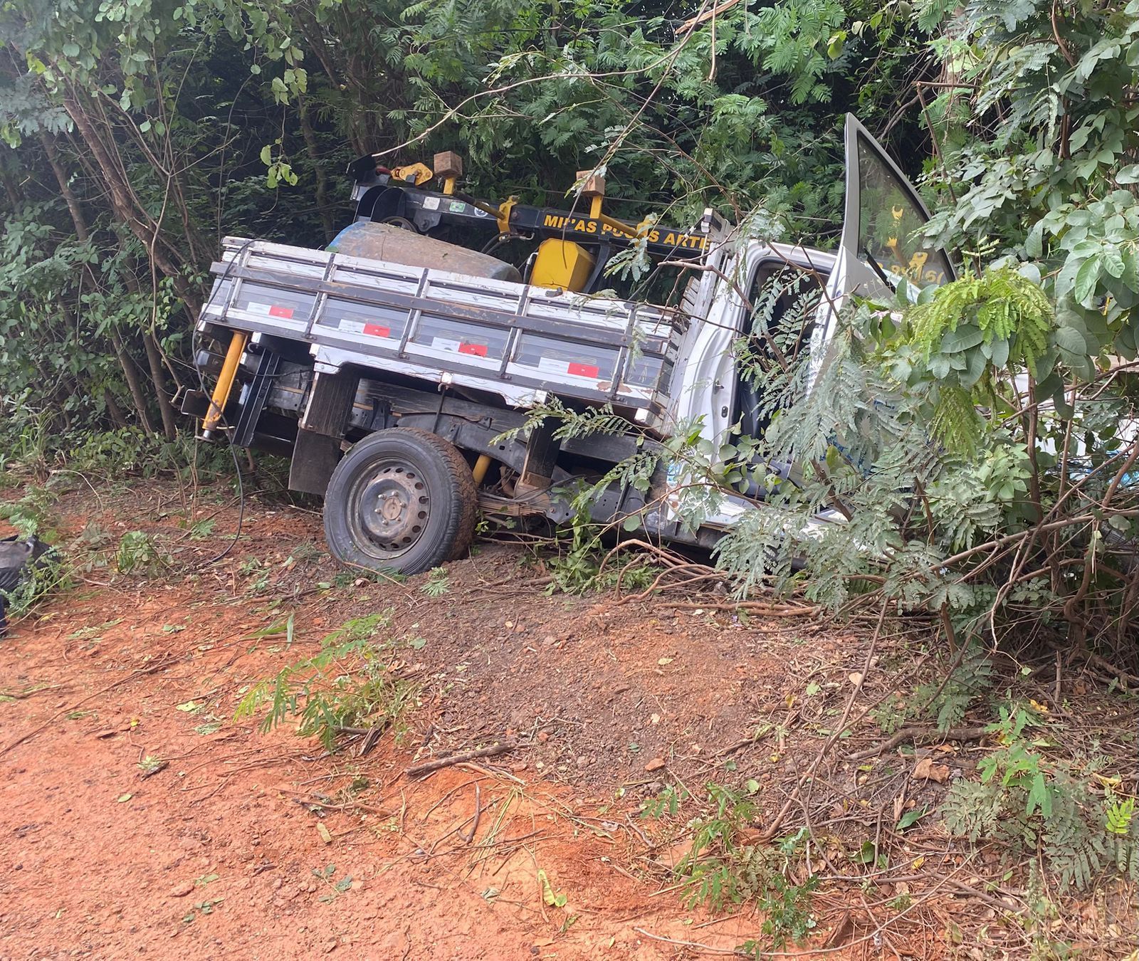 Colisão entre caminhonete e caminhões deixa motorista ferido na MGC-122