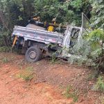 Colisão entre caminhonete e caminhões deixa motorista ferido na MGC-122