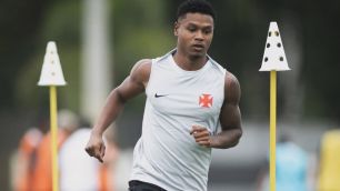 Atacante emprestado ao Vasco é discreto em oportunidade na Sula, mas ganha elogio