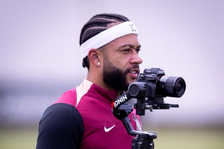 Memphis Depay com câmera em mãos durante treino do Corinthians em 2026