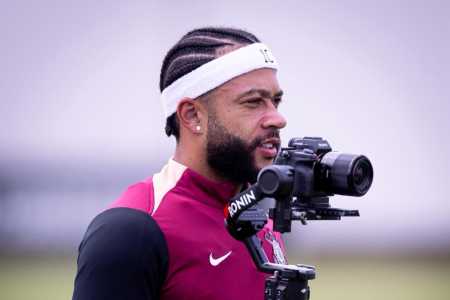 Memphis Depay com câmera em mãos durante treino do Corinthians em 2026