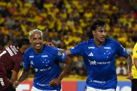 Matheus Pereira e Kaio Jorge celebram gol em Barcelona-EQU 0 x 1 Cruzeiro pela Copa Libertadores 2026 • Divulgação/Copa Libertadores