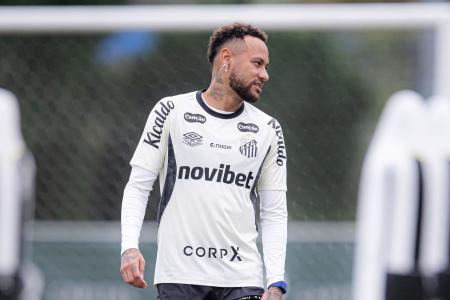 Neymar em ação no treino do Santos