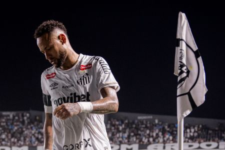 Neymar se envolveu em discussão acalorada com torcedor na Vila
