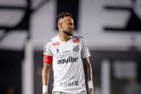 Neymar em ação na Vila contra o Atlético
