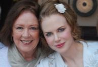 Após morte da mãe, Nicole Kidman quer ser doula da morte; entenda função