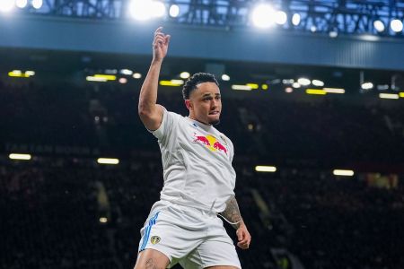 Okafor marcou os gols da vitória do Leeds