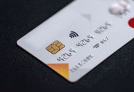 Envolver cartões de débito e crédito em papel alumínio: para que serve e por que é recomendado