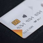 Envolver cartões de débito e crédito em papel alumínio: para que serve e por que é recomendado