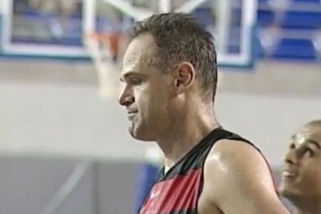 Oscar em ação no último jogo da carreira, em 2003