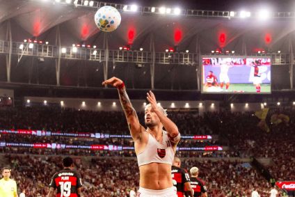 Arrascaeta comemora gol em homenagem a Oscar Schmidt em Flamengo x Bahia