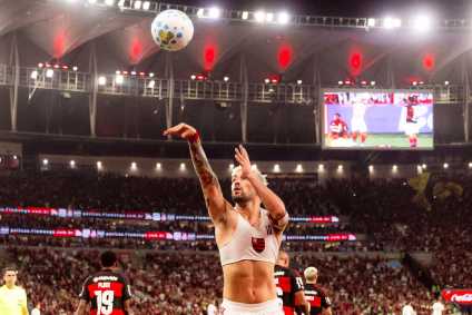 Arrascaeta comemora gol em homenagem a Oscar Schmidt em Flamengo x Bahia