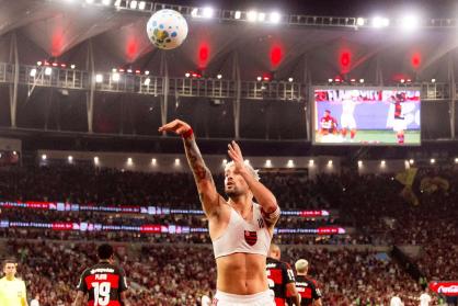 Arrascaeta comemora gol em homenagem a Oscar Schmidt em Flamengo x Bahia