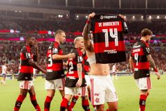 Arrascaeta em homenagem a Oscar Schmidt após marcar em Flamengo x Bahia