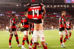 Arrascaeta em homenagem a Oscar Schmidt após marcar em Flamengo x Bahia