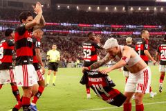 Arrascaeta comemora gol em homenagem a Oscar Schmidt em Flamengo x Bahia